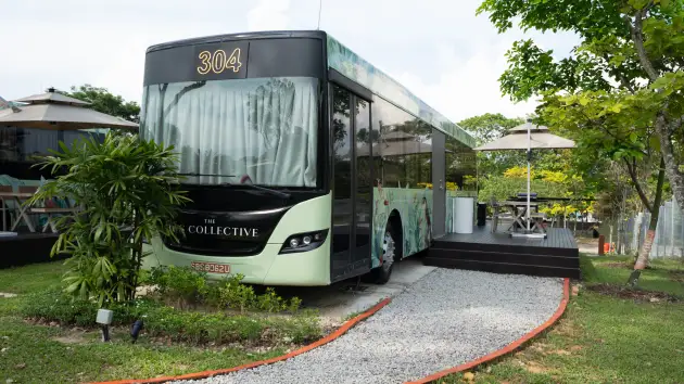 Riding in Style: Step Inside Southeast Asia’s First Luxury Hotel Crafted from Retired Buses in Singapore – Exclusive Peek Revealed!