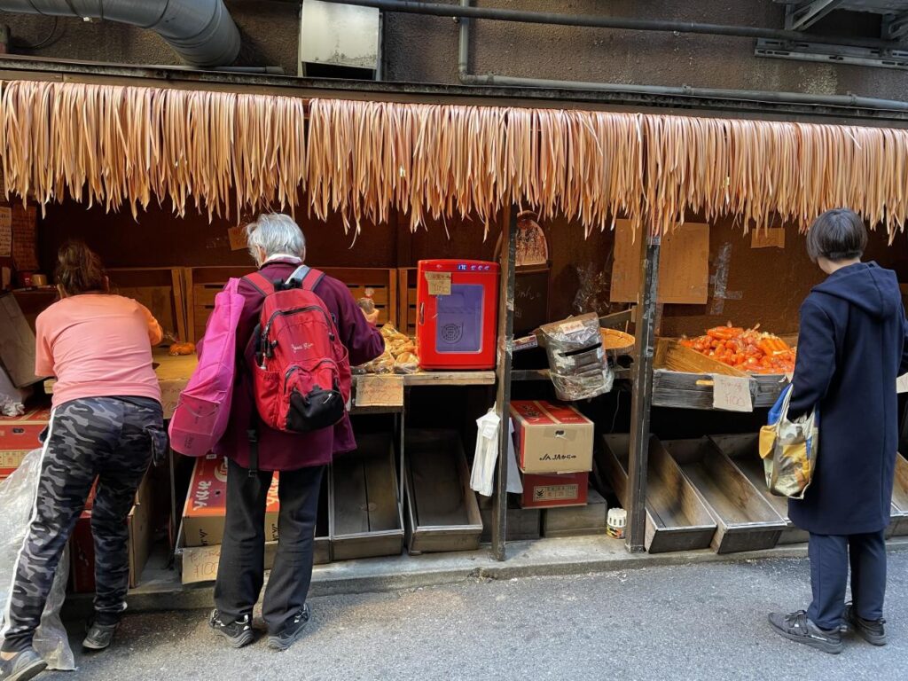 Tokyo’s Heartwarming Hero: Farmer Sells Gourmet Fare for Pennies to Tackle Hunger Amongst Youth